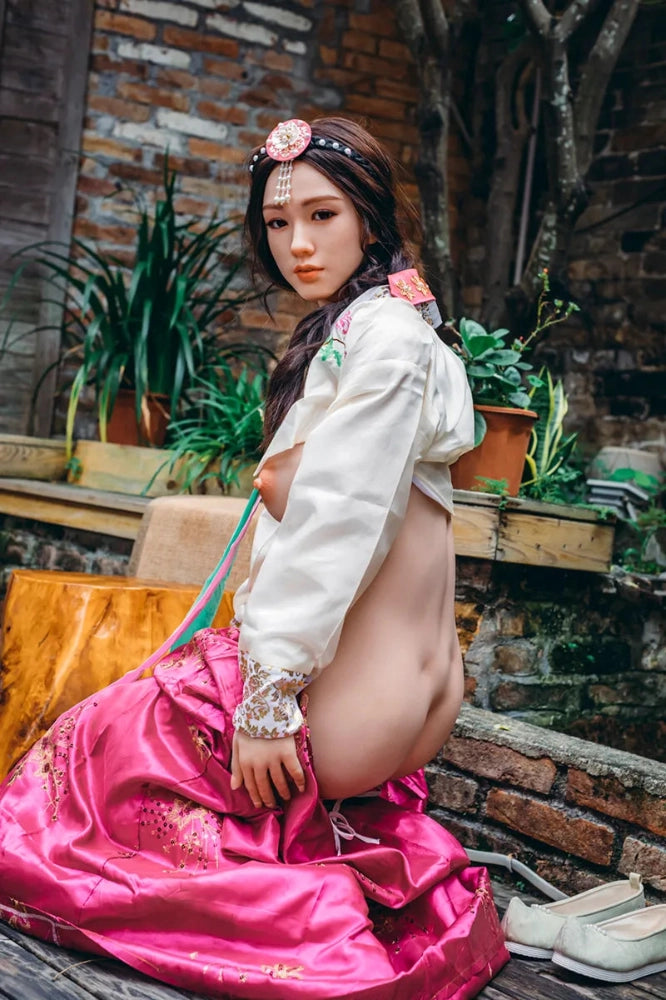 Sexpuppe in traditioneller Kleidung draußen