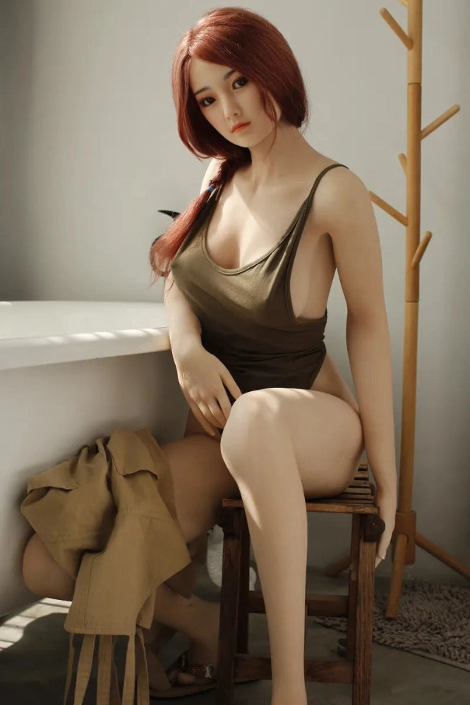 Sexpuppe auf einem Hocker sitzend