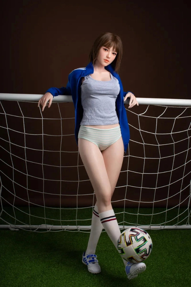 Sexpuppe im Fußball-Outfit posierend