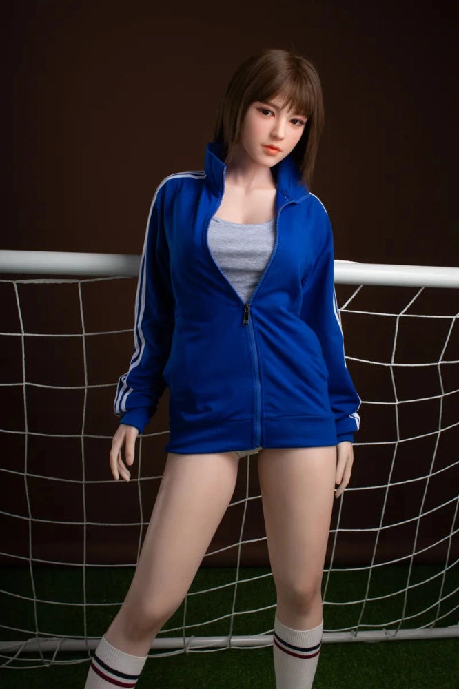 Sexpuppe in Sportkleidung vor Tor