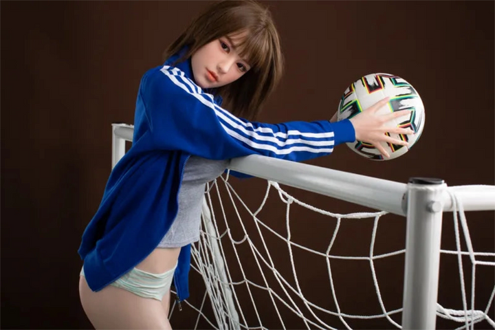 Sexpuppe im Sport-Outfit posiert