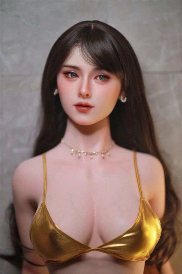 Realistische Sexpuppe mit goldener Kleidung