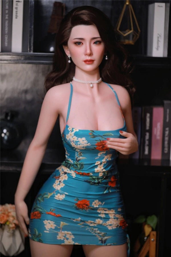 Sexpuppe in Blumenmuster-Kleid