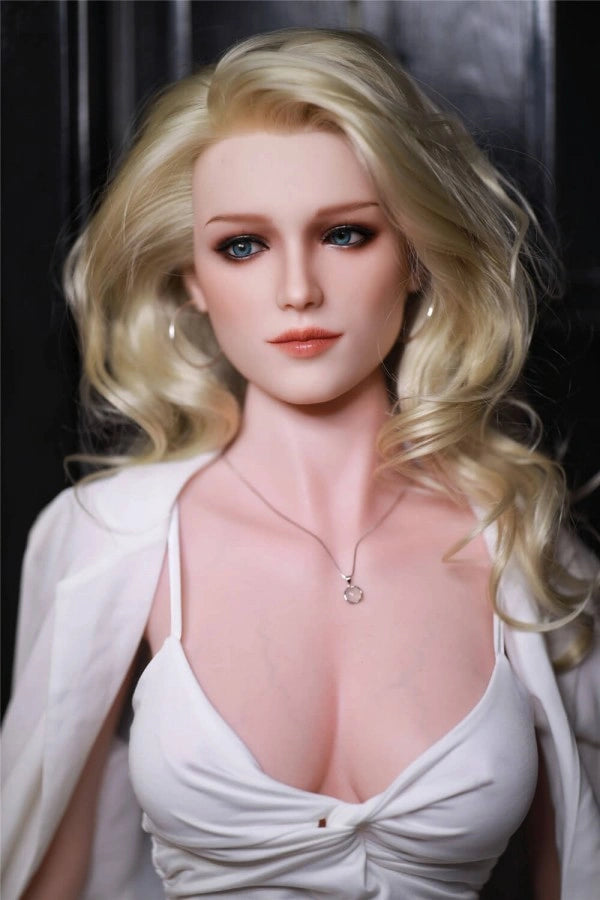 Realistische blonde Sexpuppe mit Kleidung