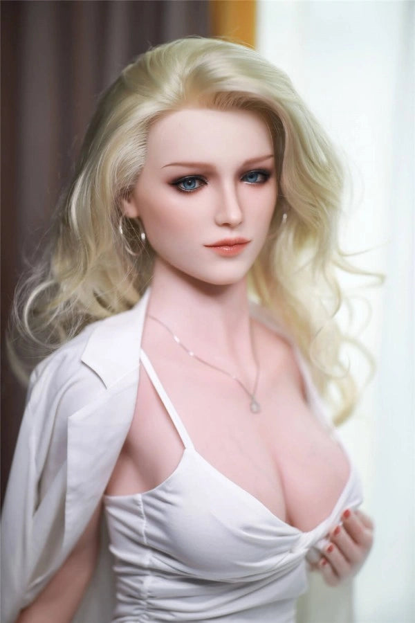 Blonde Sexpuppe in weißem Kleid