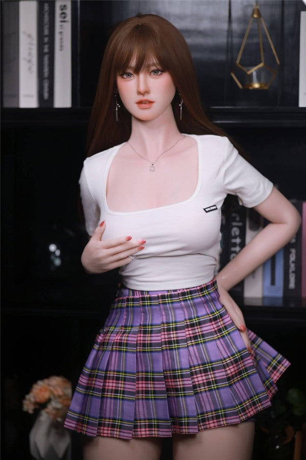Realistische Sexpuppe in Schulmädchen-Outfit