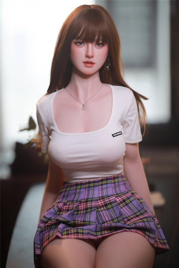 Realistische Sexpuppe mit Schuluniform