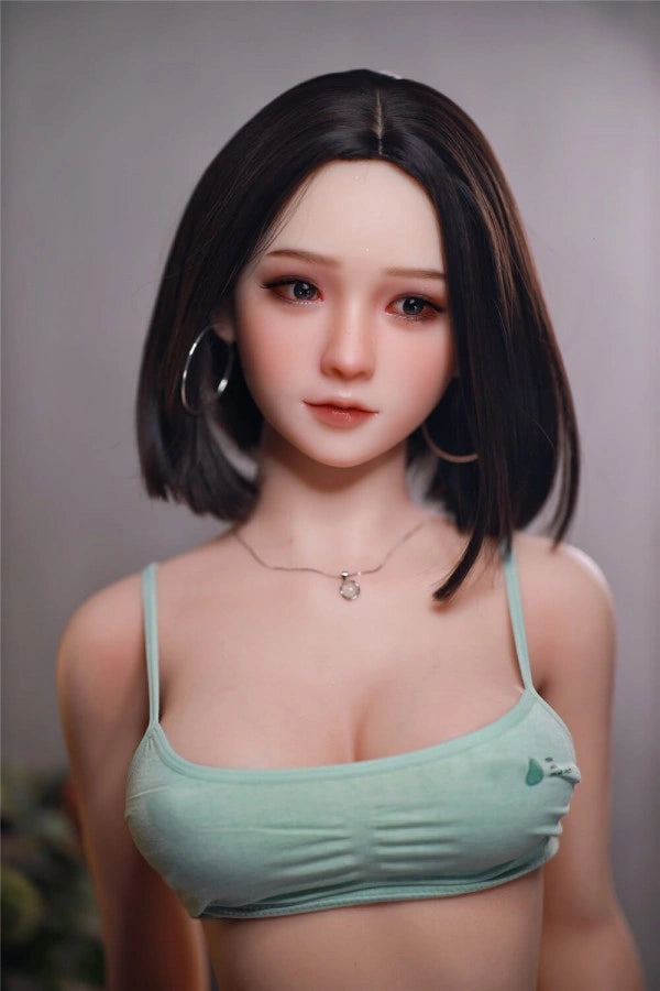 Realistische Sexpuppe mit Kleidung