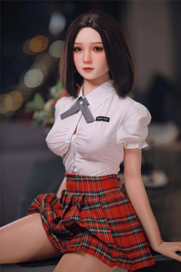 Sexpuppe in Schulmädchen-Uniform sitzend