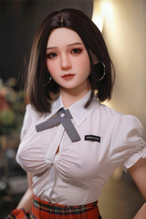 Sexpuppe in Schuluniform, Nahaufnahme