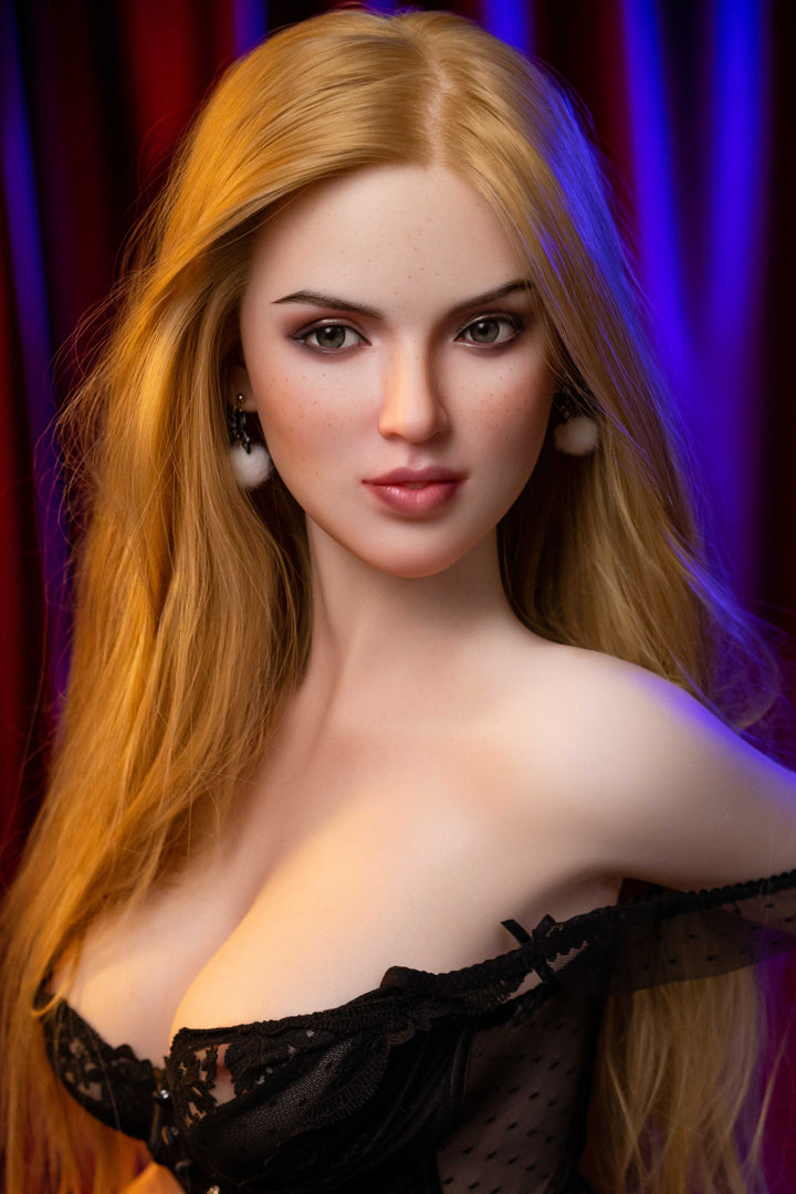 Realistische Sexpuppe mit blonden Haaren