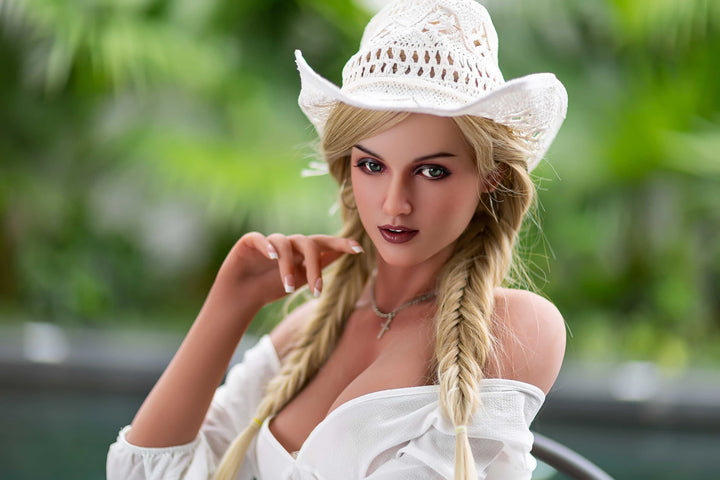 Realistische Sexpuppe mit Strohhut