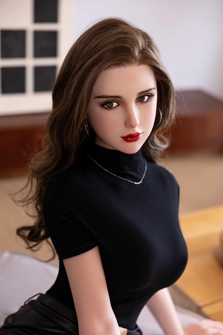 Realistische Sexpuppe mit braunen Haaren