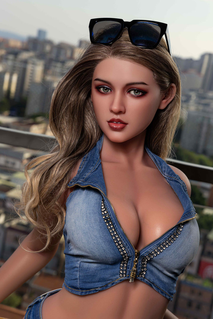 Sexpuppe in Jeans-Outfit Balkon