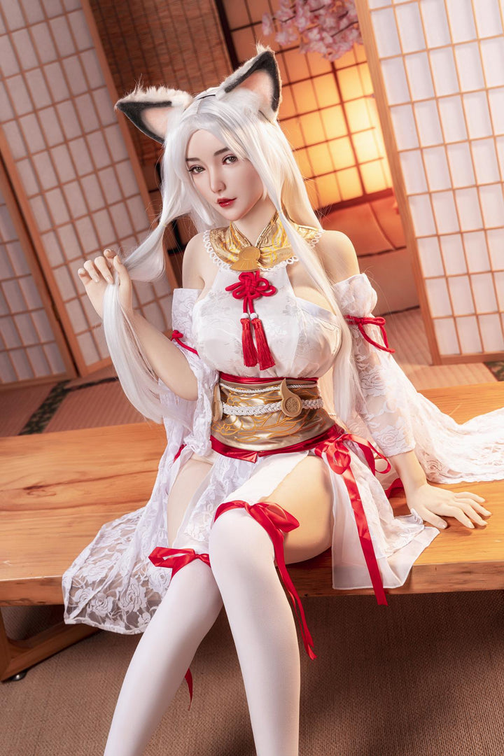 Sexpuppe im Cosplay-Outfit sitzend
