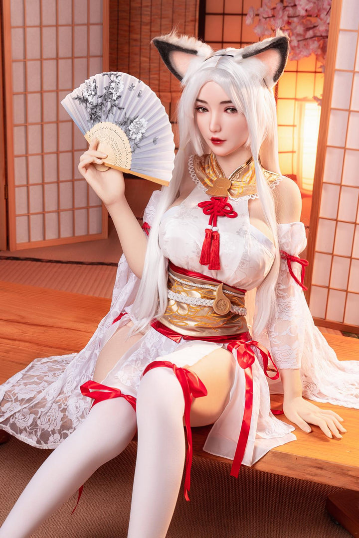 Sexpuppe im traditionellen japanischen Outfit
