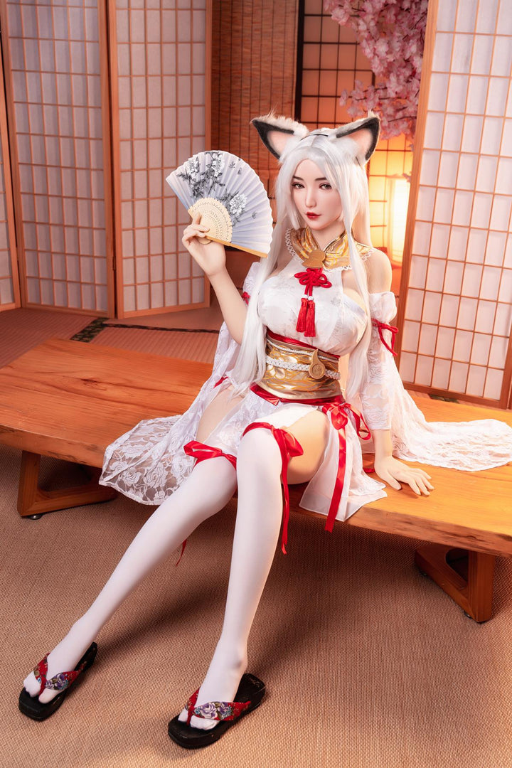Sexpuppe im Kimono mit Fächer