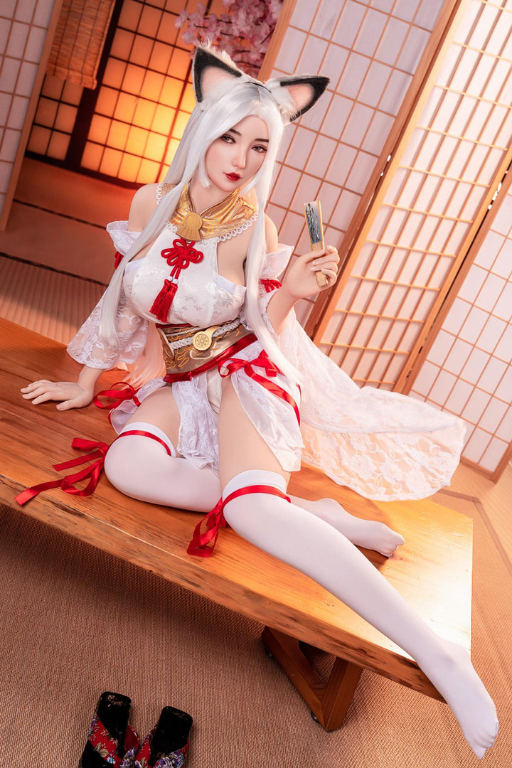 Sexpuppe im Anime-Kostüm sitzend