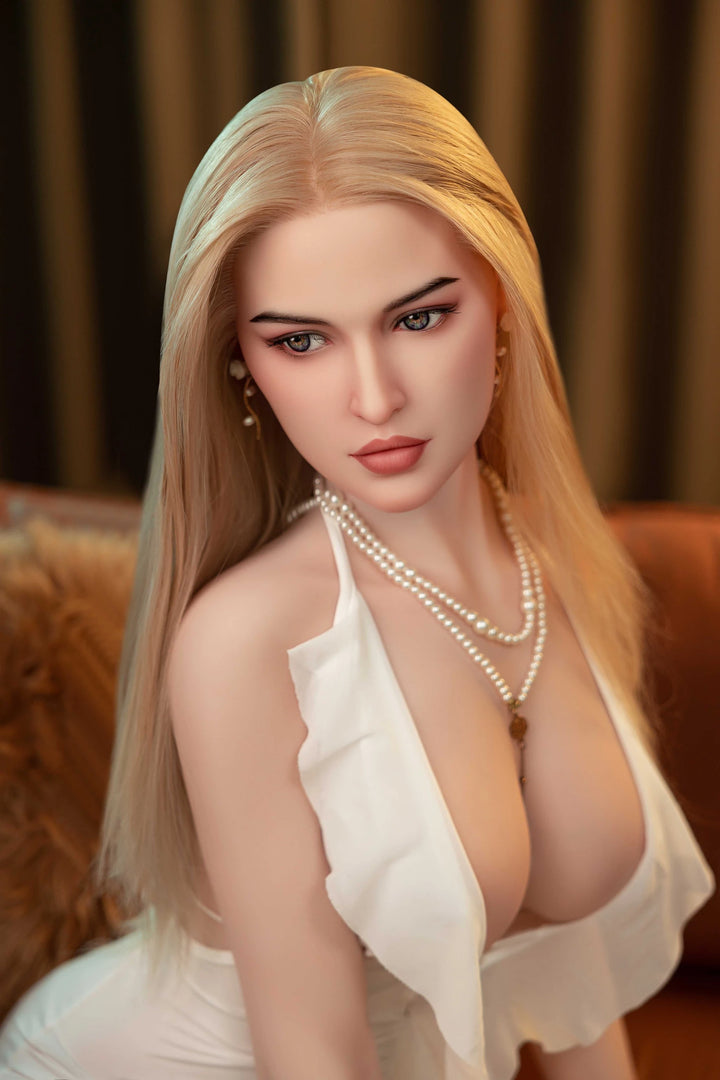 Realistische Sexpuppe mit blondem Haar
