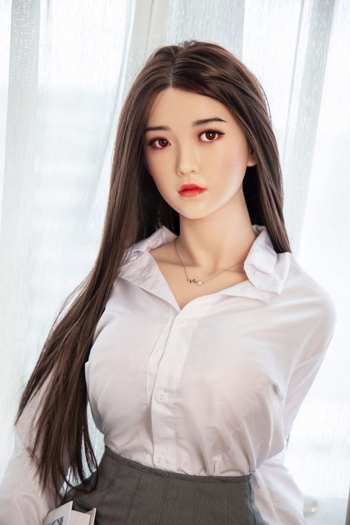 Realistische Sexpuppe mit Kleidung