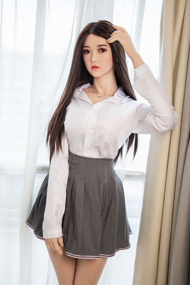 Realistische Sexpuppe in Schuluniform