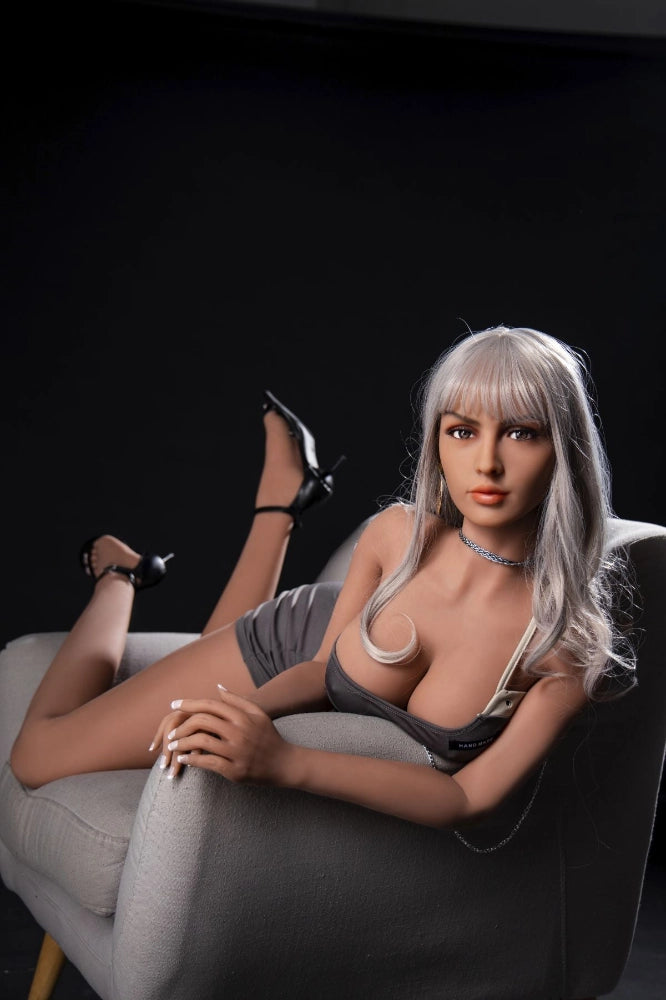 Sexpuppe steht neben Sessel