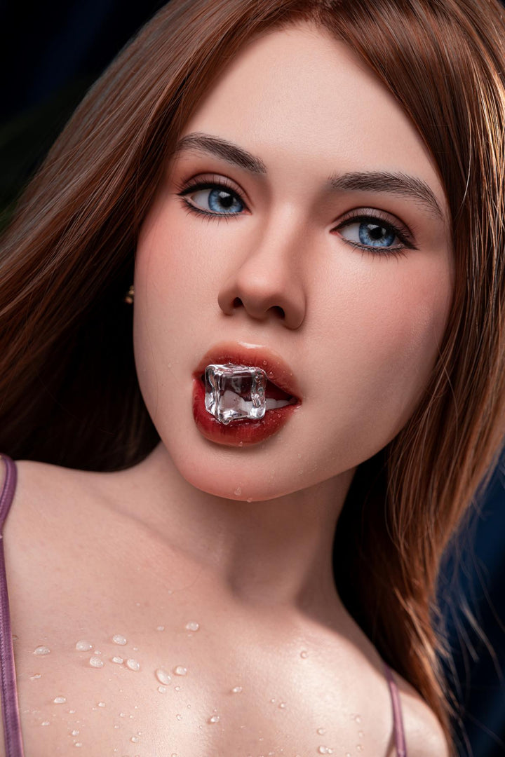 Realistische Sexpuppe mit Eiswürfel