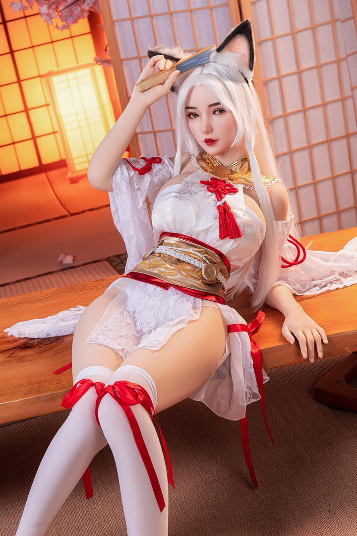 Anime-inspirierte Sexpuppe in Kimono