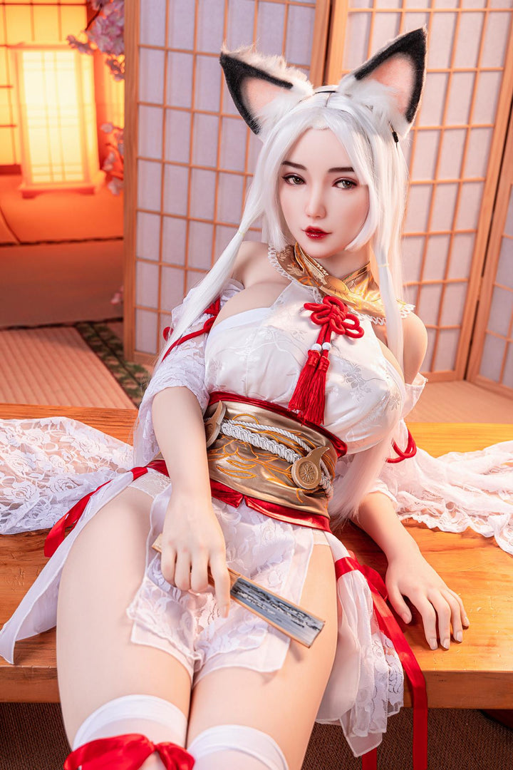Anime-inspirierte Sexpuppe mit Fuchsohren