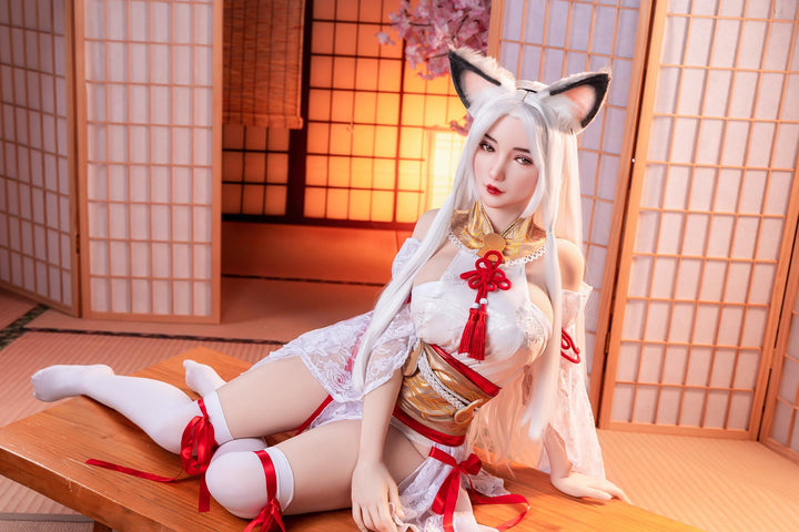 Sexpuppe im japanischen Outfit