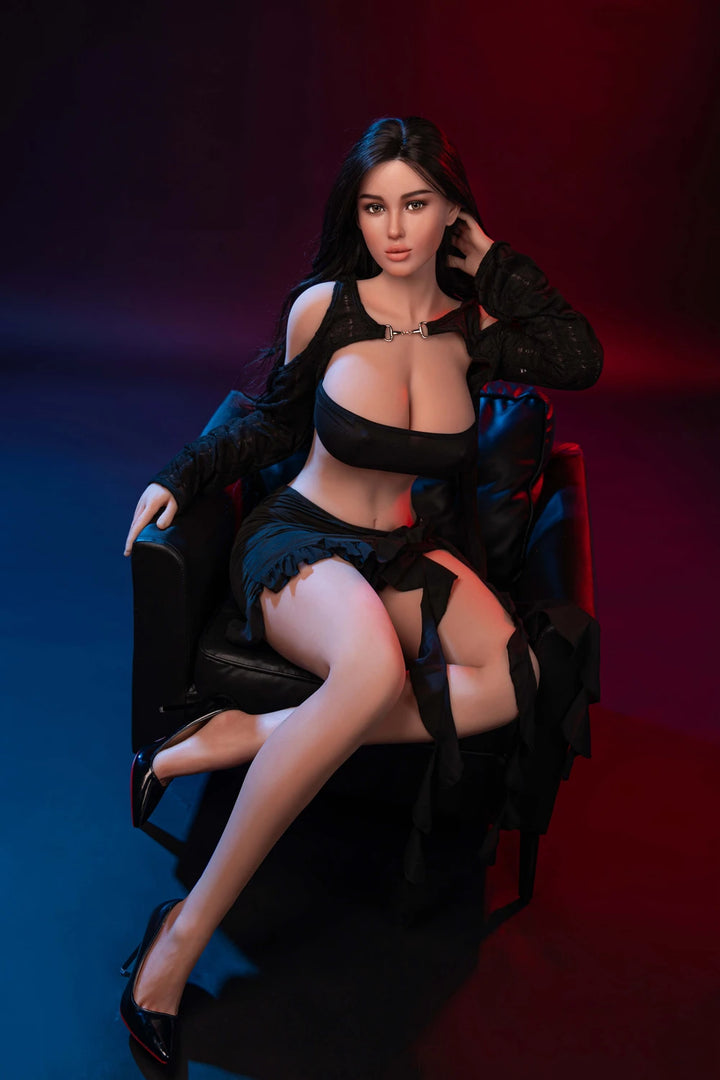 Realistische Sexpuppe auf Sessel sitzend