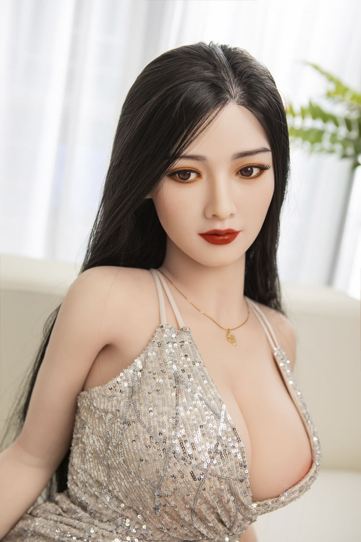 Realistische Sexpuppe mit Kleid