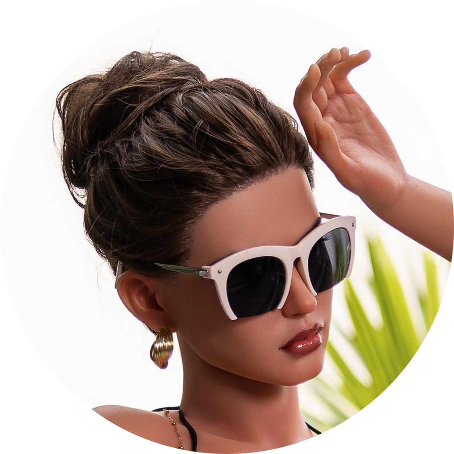 Sexdoll mit Sonnenbrille und Ohrringen