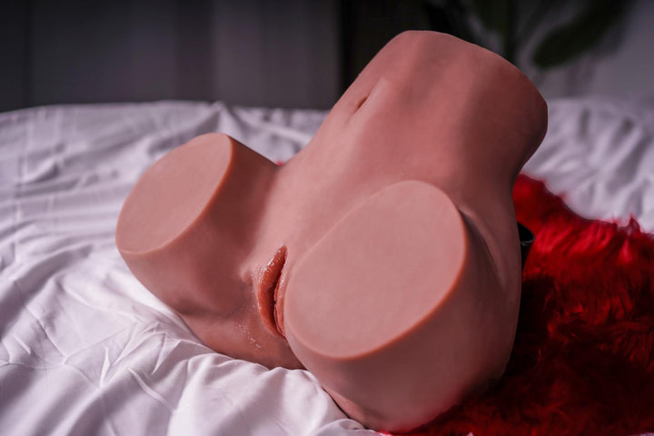 Sexpuppen-Torso auf rotem Stoff