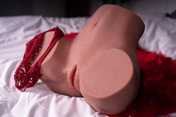 Sexpuppen-Torso auf rotem Tuch