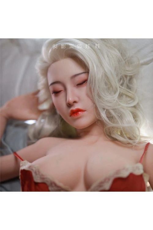 Schlafende Sexpuppe mit blonden Haaren