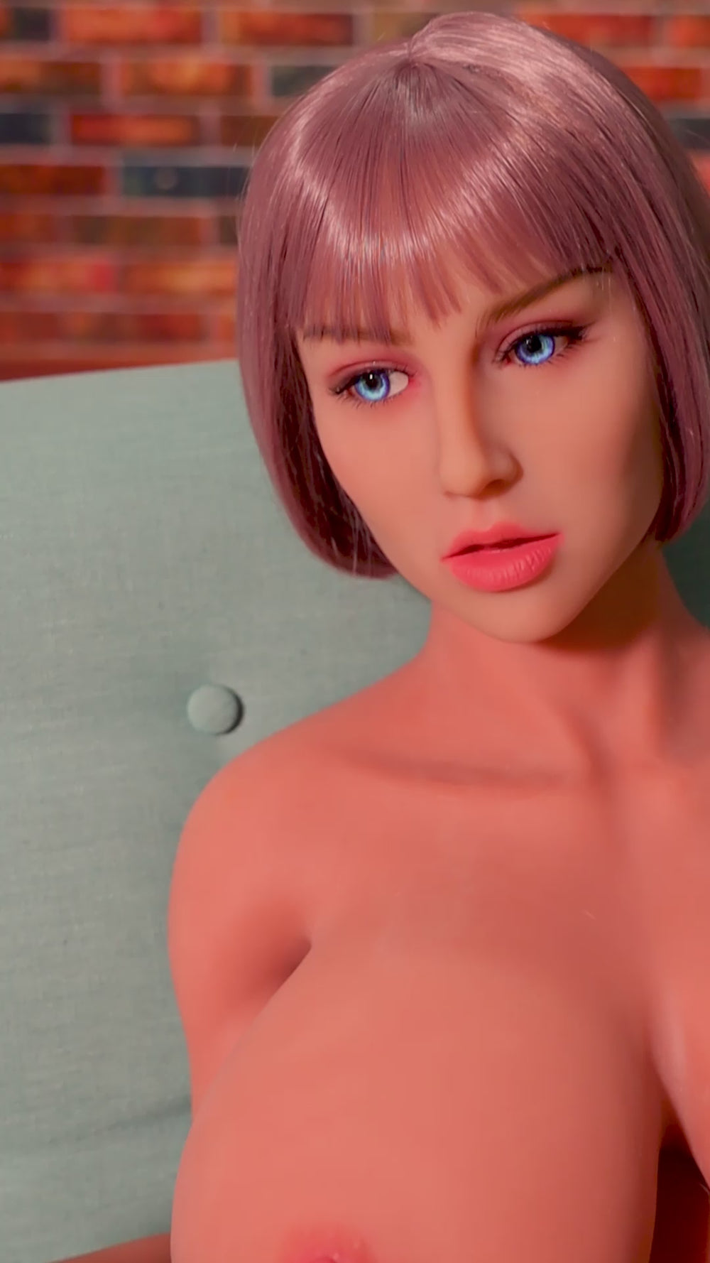 Sexpuppe auf Couch