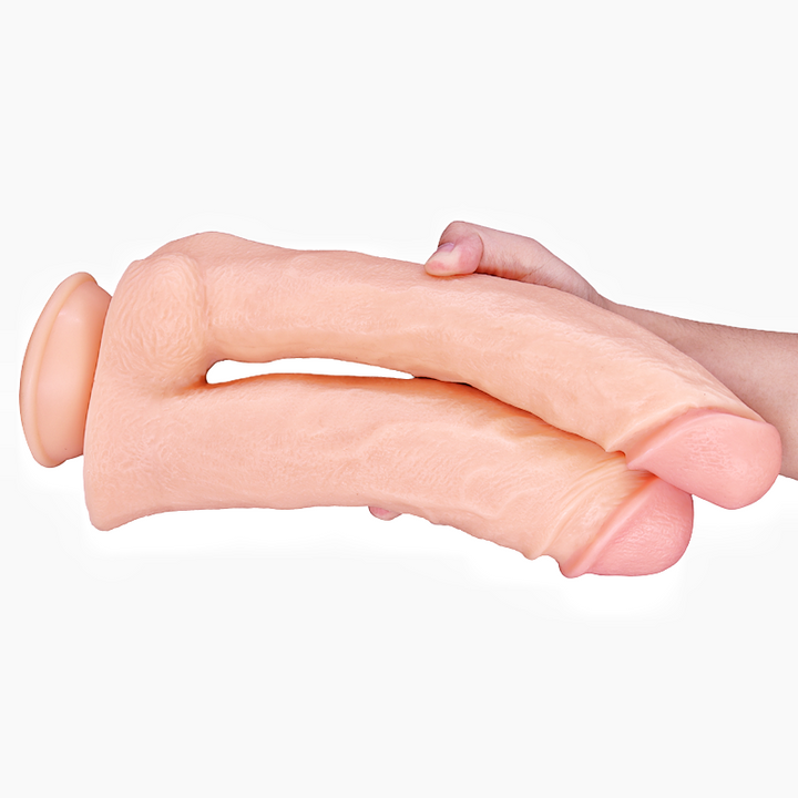 Hand hält zwei Dildo-Attrappen