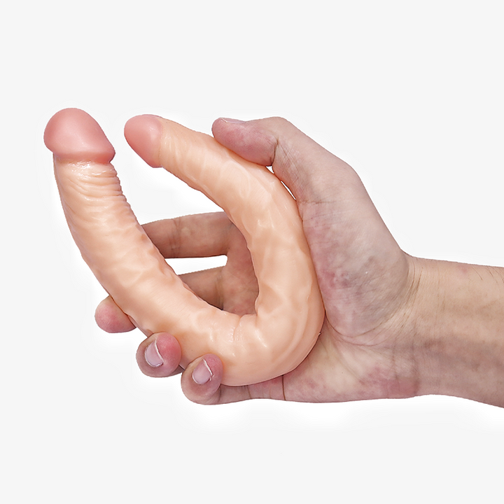 Hand hält realistischen Dildo
