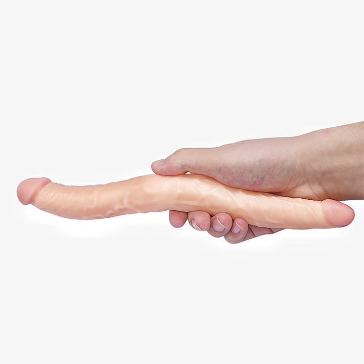 Hand hält lange Sexspielzeug-Puppe