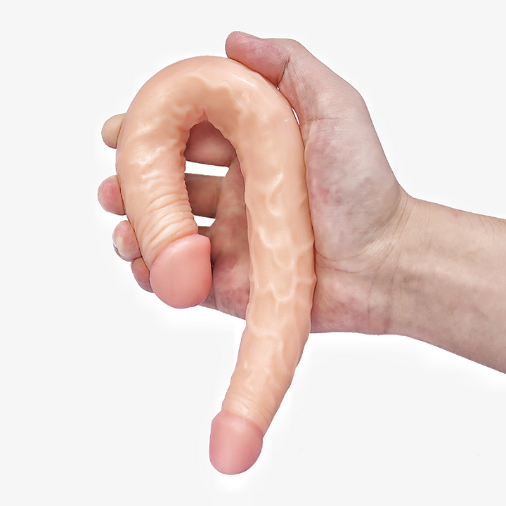 Hand hält flexible Sexspielzeug-Puppe