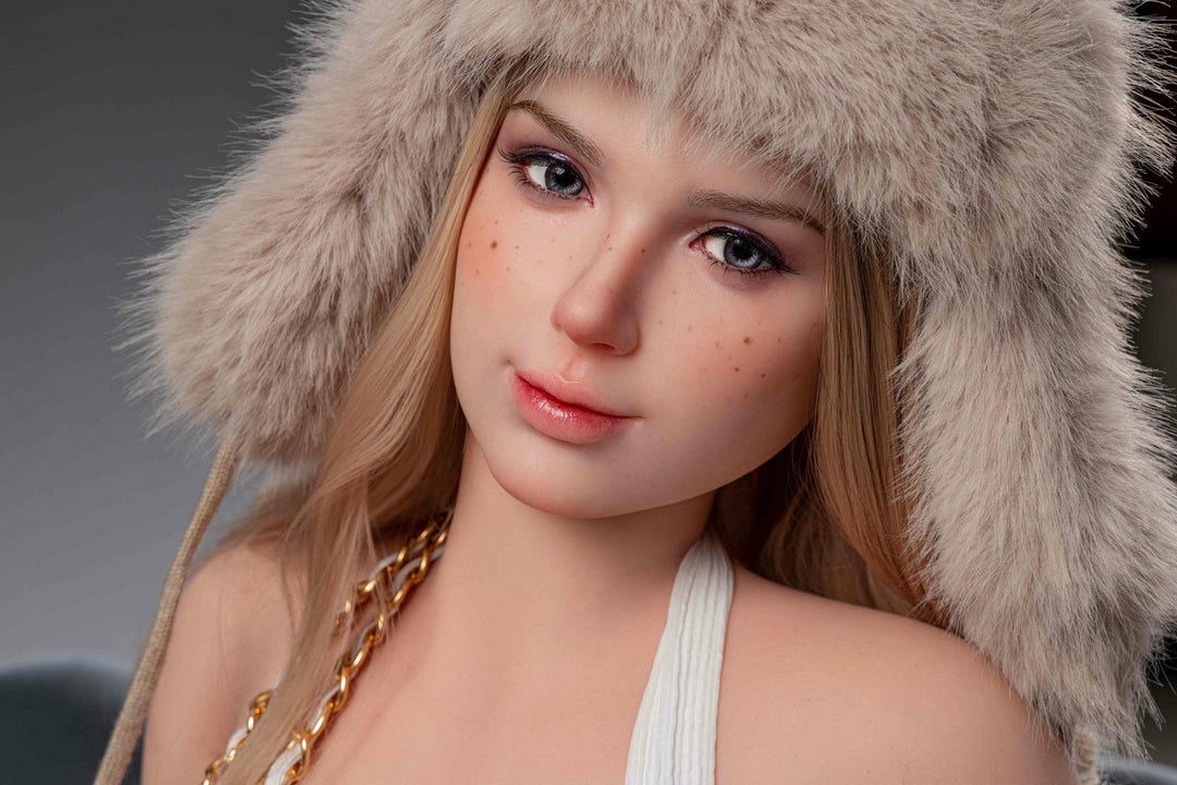 Realistische Sexpuppe mit Pelzmütze