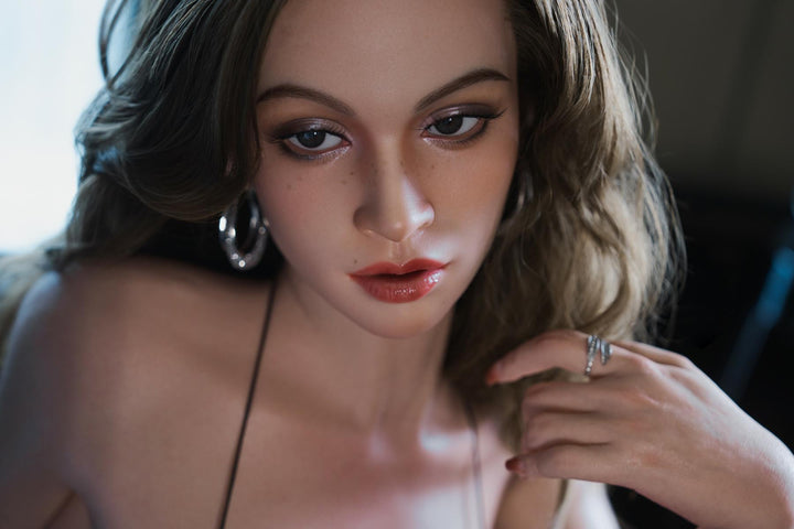 Realistische Sexpuppe mit braunen Haaren