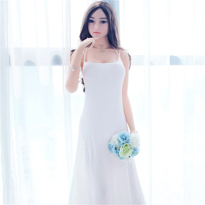 Frau in weißem Kleid, Blumenstrauß.